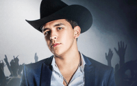 Christian Nodal dona instrumentos para estudiantes